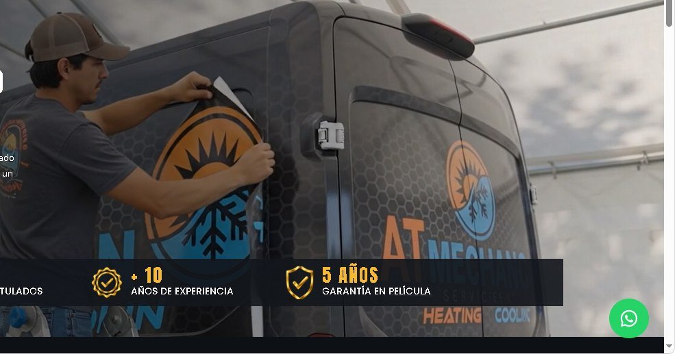 Instalador de S&L Commercial Wraps trabajando en una furgoneta